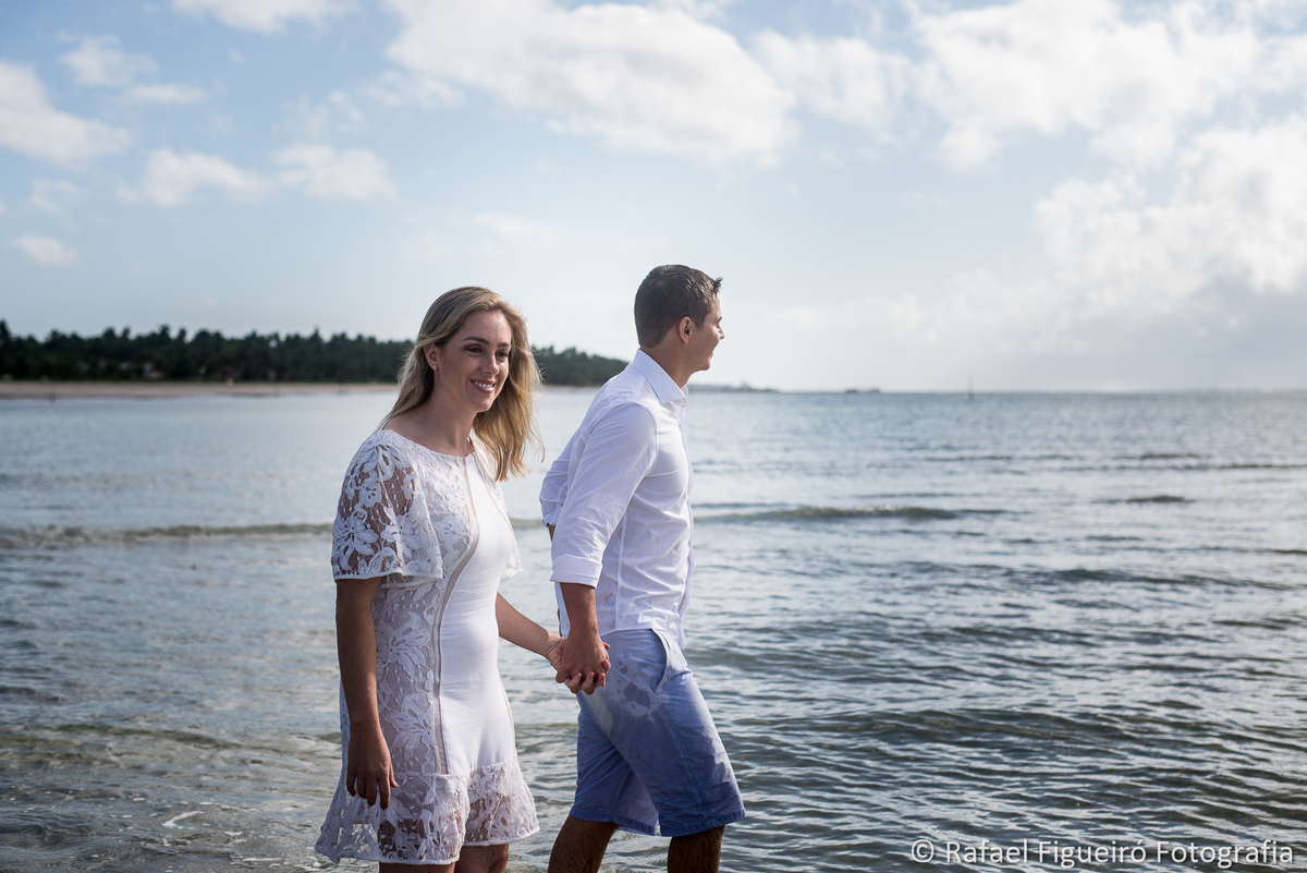 casal caminhando agua rasa praia de antunes alagoas