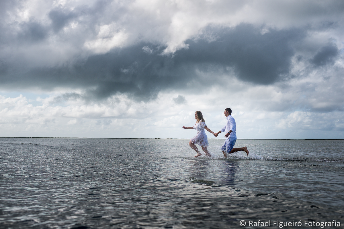 casal correndo agua rasa praia de antunes alagoas