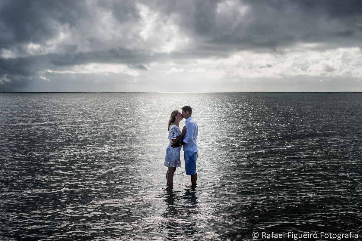 casal beijando silhoueta contra luz simetria casal andando stand up homem em pe mulher sentada praia de antunes alagoas remando