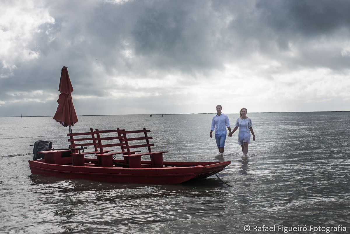 casal caminhando agua rasa jancada praia de antunes alagoas