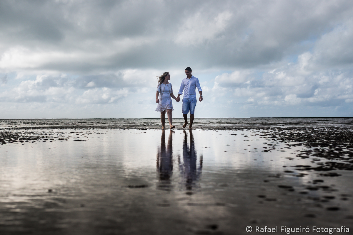 casal caminhado maos dadas reflexo agua praia de antunes alagoas
