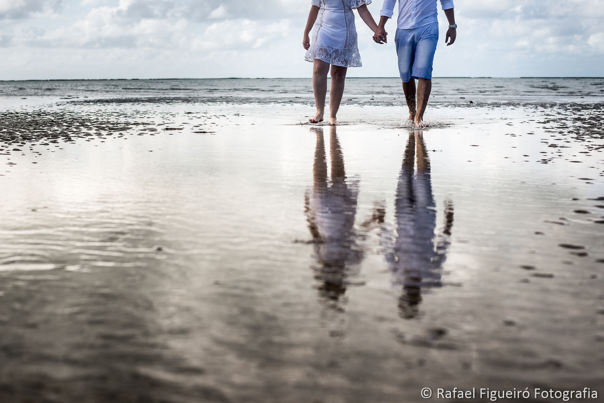 casal caminhado maos dadas reflexo agua praia de antunes alagoas