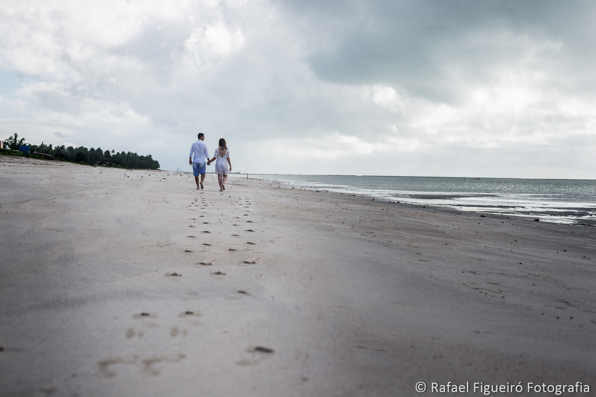 casal caminhando pegadas praia de antunes alagoas