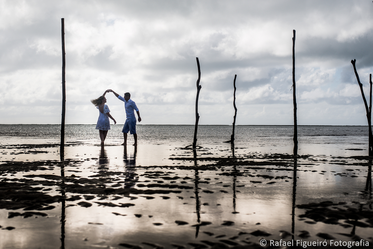 casal dancando reflexo agua praia de antunes alagoas estacas mare baixa