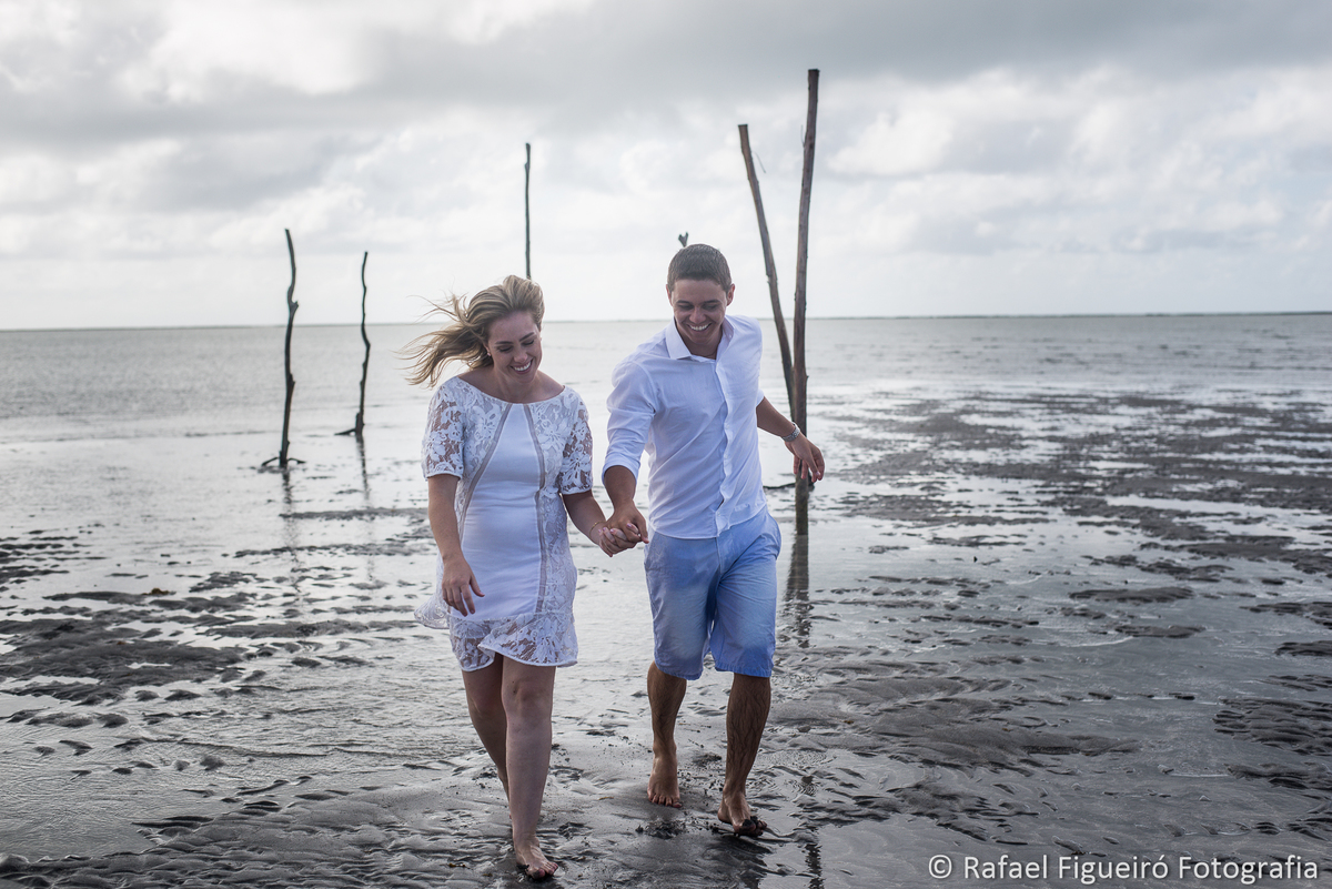 casal correndo estacas ao fundo mare baixa praia de antunes alagoas