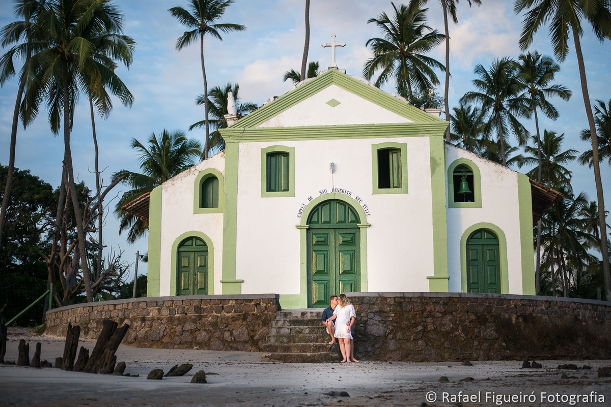 casal sentado escada igreja sao benedito carneiros