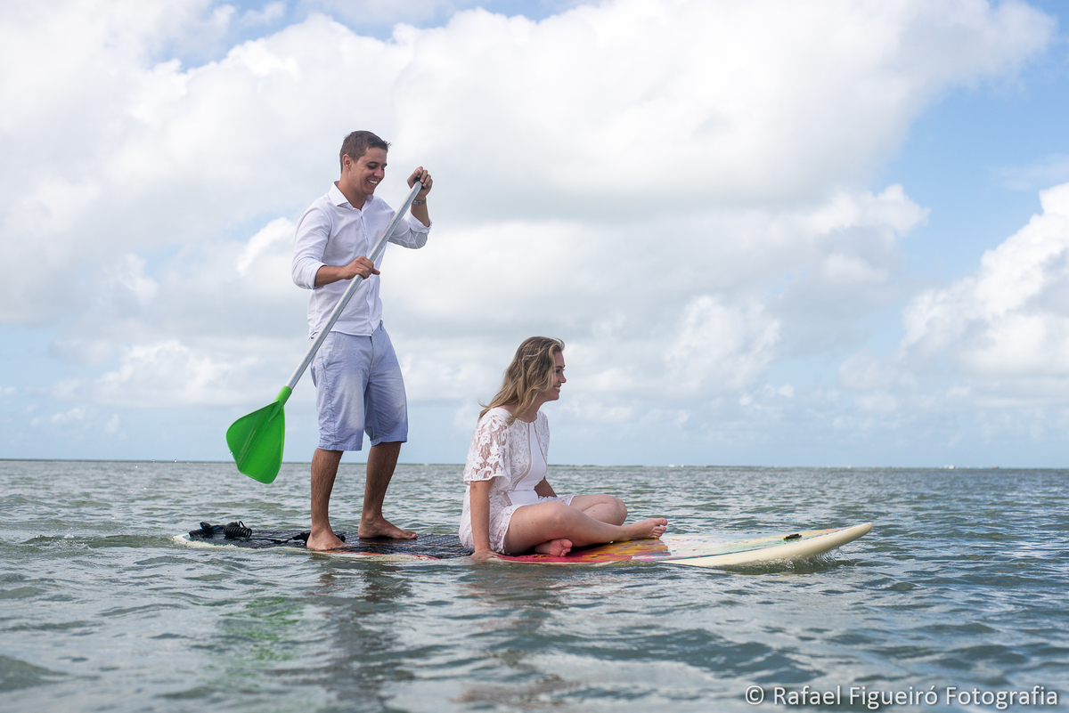 casal andando stand up homem em pe mulher sentada praia de antunes alagoas remando