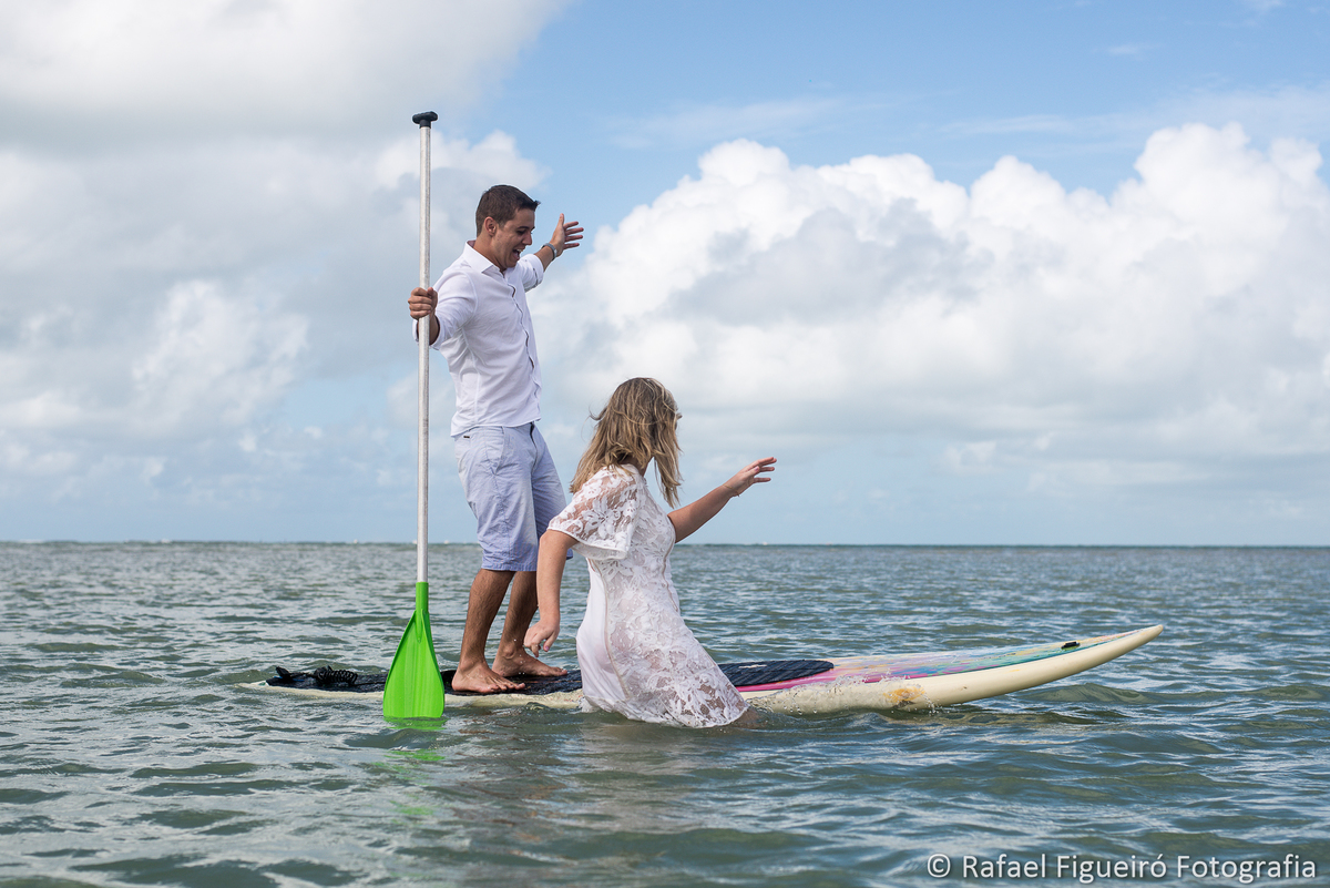 casal andando stand up homem em pe mulher sentada praia de antunes alagoas desequilibrio desequilibrado vaca