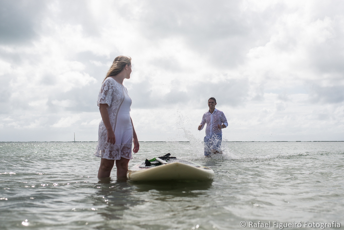 prancha stand up noivo correndo casal andando stand up homem em pe mulher sentada praia de antunes alagoas remando