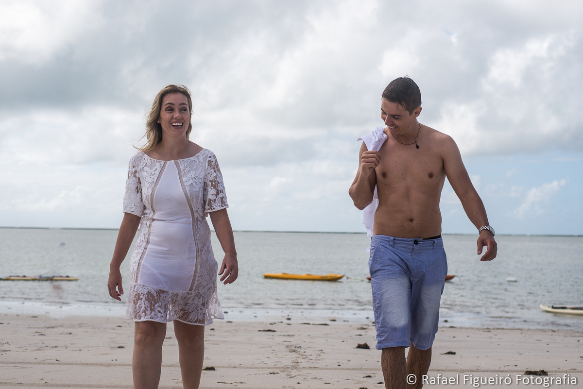 casal despojado casal andando stand up homem em pe mulher sentada praia de antunes alagoas remando
