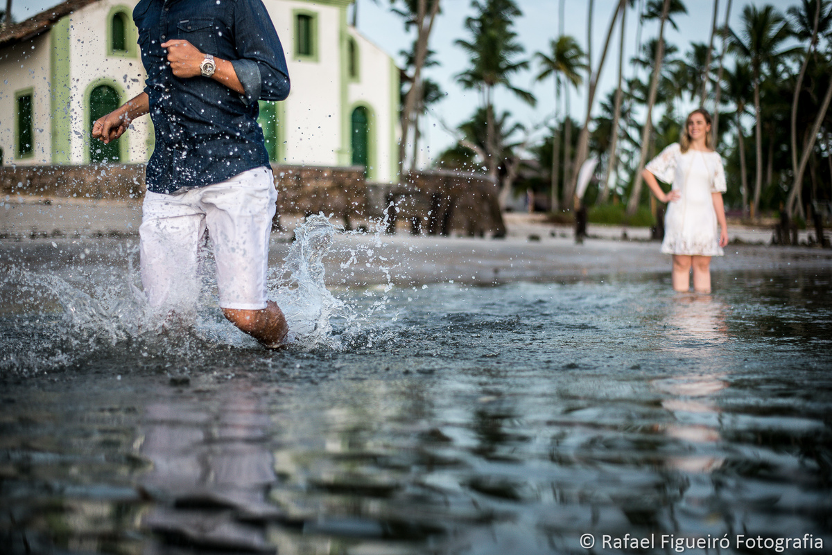casal em frente igreja sao benedito carneiros noivo correndo agua