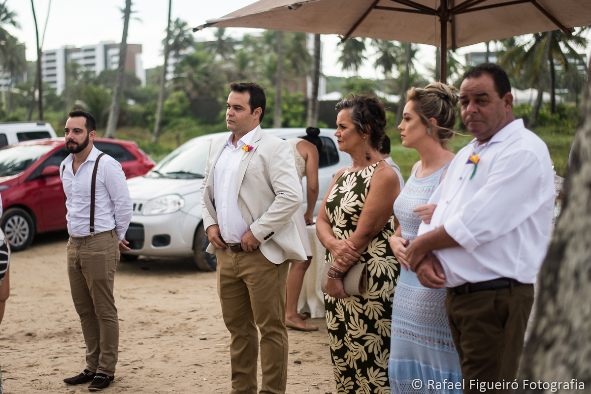 noivo nervoso ajeitando conto praia convidados calca caqui