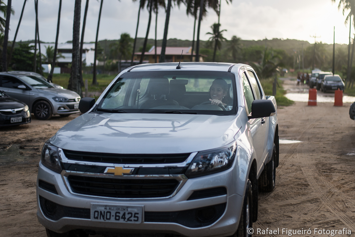 noiva chega dirigindo caminhonete 4x4 volante motorista lama coqueiros sol por reserva paiva coruja