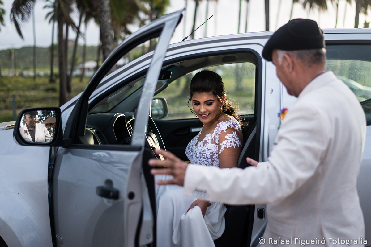 pai da noiva abrindo porta carro filha vestido reflexo espelho retrovisor reserva da coruja paiva