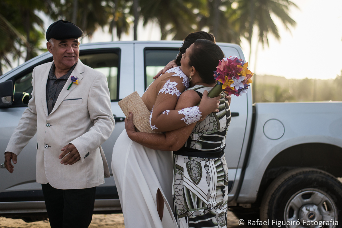 noiva abraça gostoso mae caminhonete pai chapeu gorro sol contra luz entardecer casamento