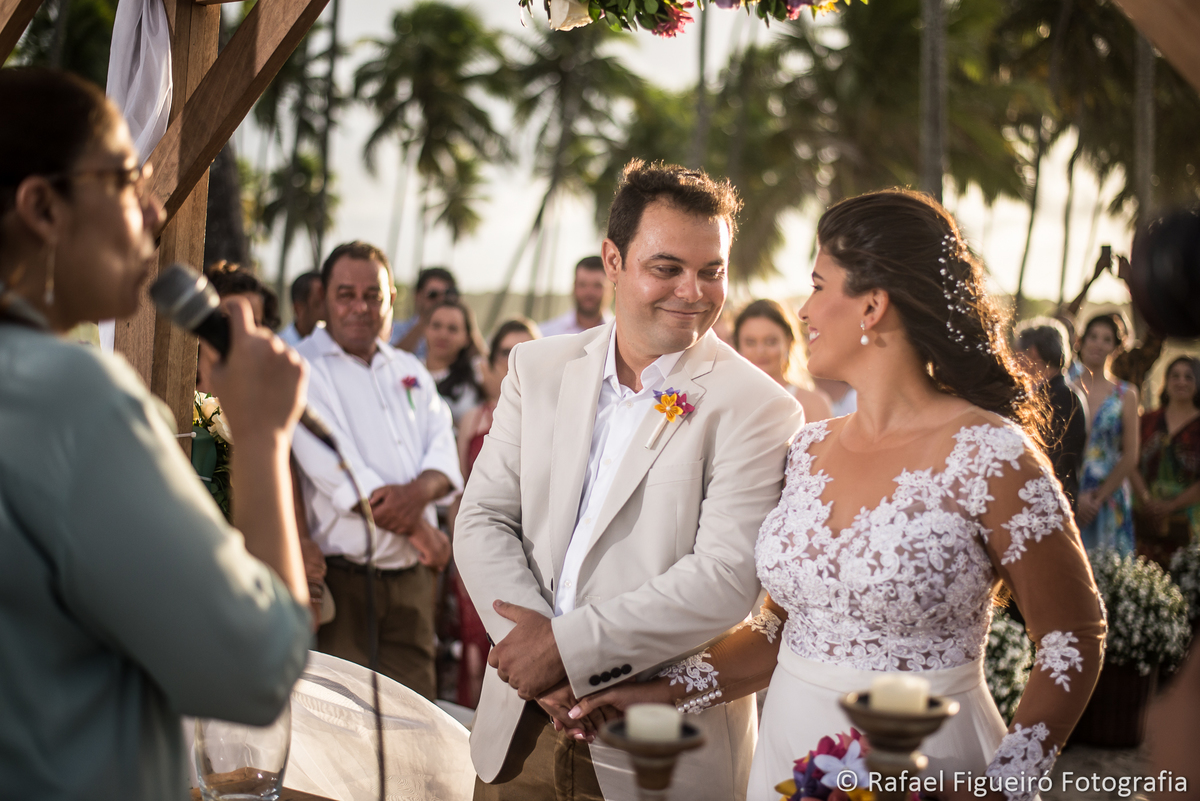 noivos casando sorriso feliz amor luz sol recorte contra entardecer celebrante ana roberta praia do paiva reserva da coruja