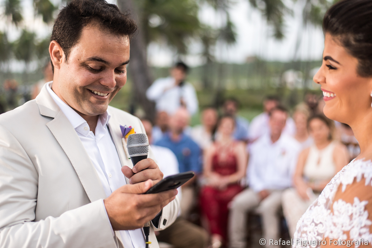 noivo sorrindo microfone noiva sorrindo lendo votos celular reserva da coruja paiva