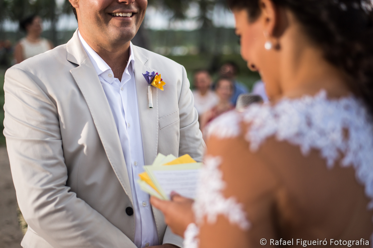 lapela origami noivo sorrindo noiva lendo votos reserva da coruja