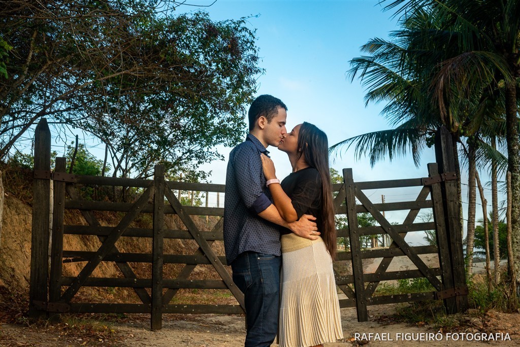 porteira da fazenda aroeira campo casal ensaio beijo abraço amor 