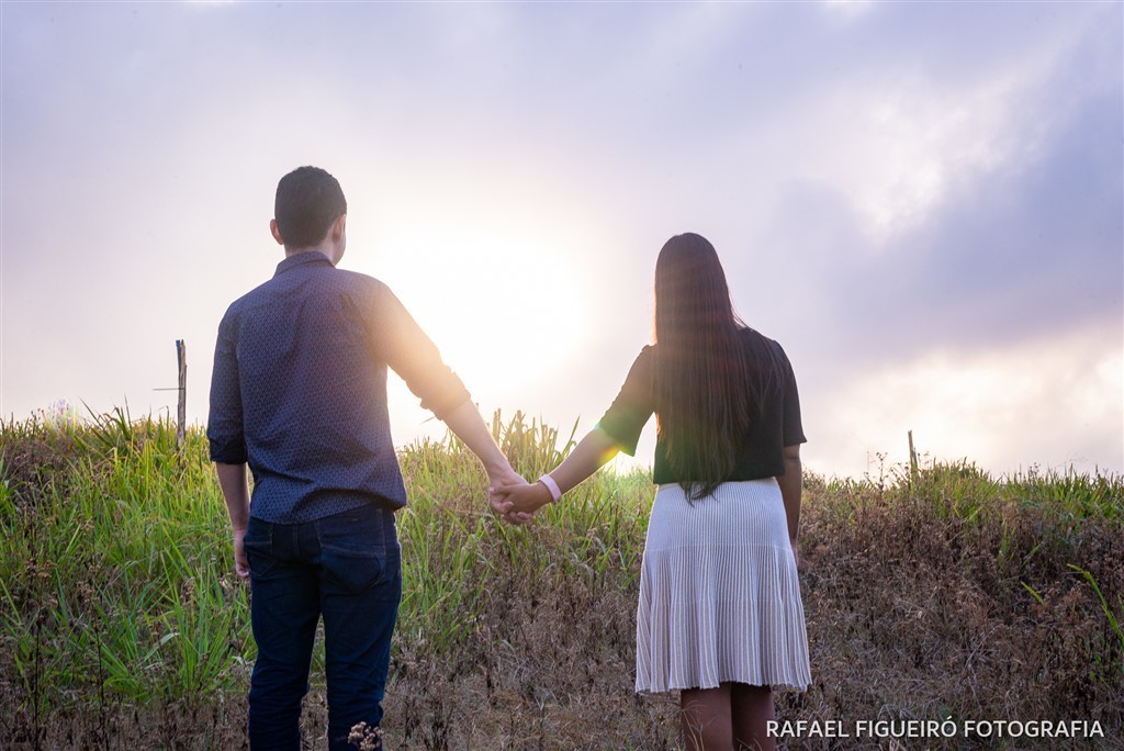 casal maos dadas contra luz sol mato fazenda campo ensaio 