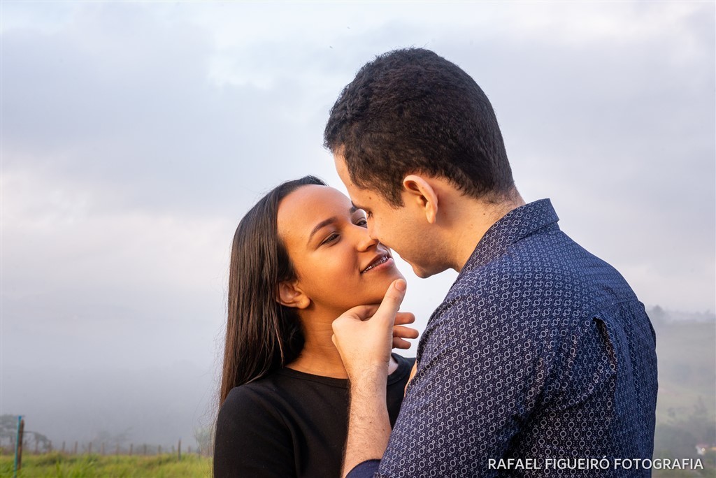 casal beijo felicado amor nevoa nuvem 