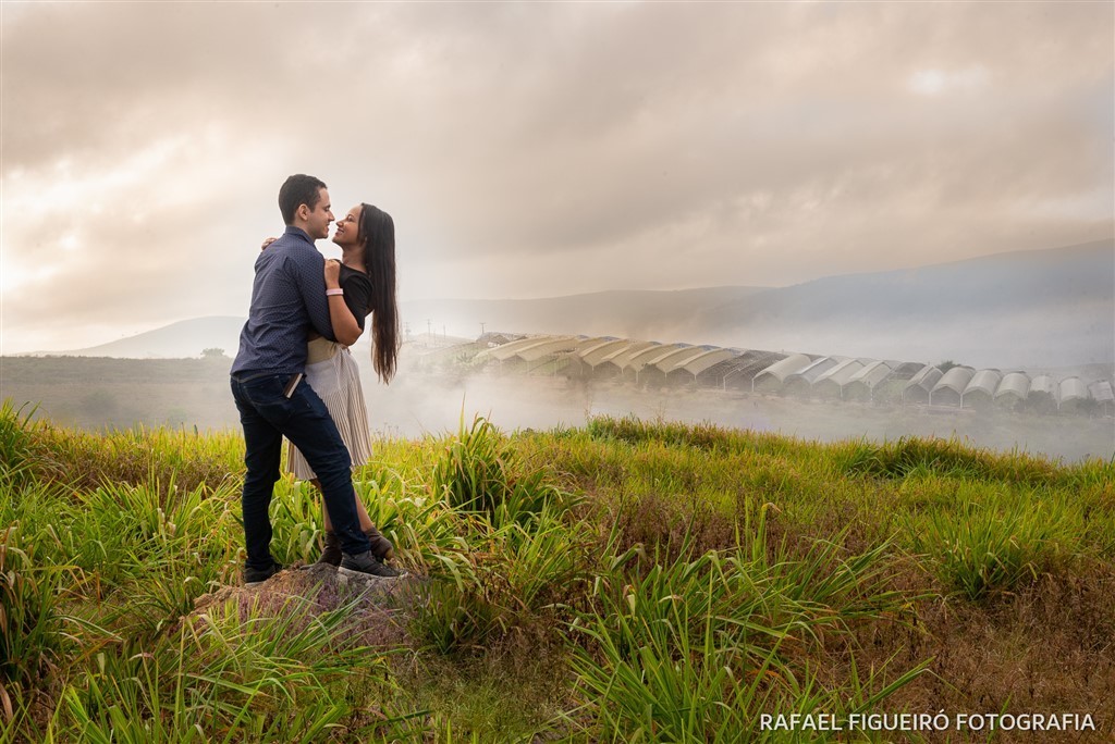 casal namorando mato alto campo estufa orquidário ao fundo paisagem vista