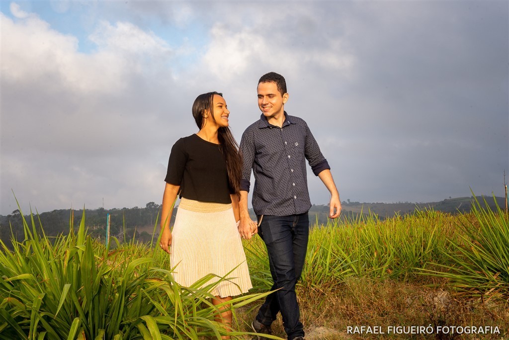 casal caminhando andando feliz amor campo fazenda mato