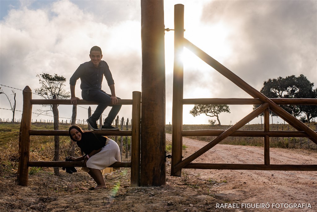 casal pulando a porteira rancho olho dagua contra luz sol estrada terra