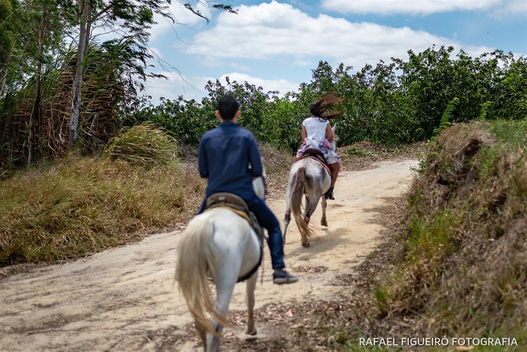 casal cavalgando correndo cavalos estrada campo fazenda zona rural ensaio pre wedding