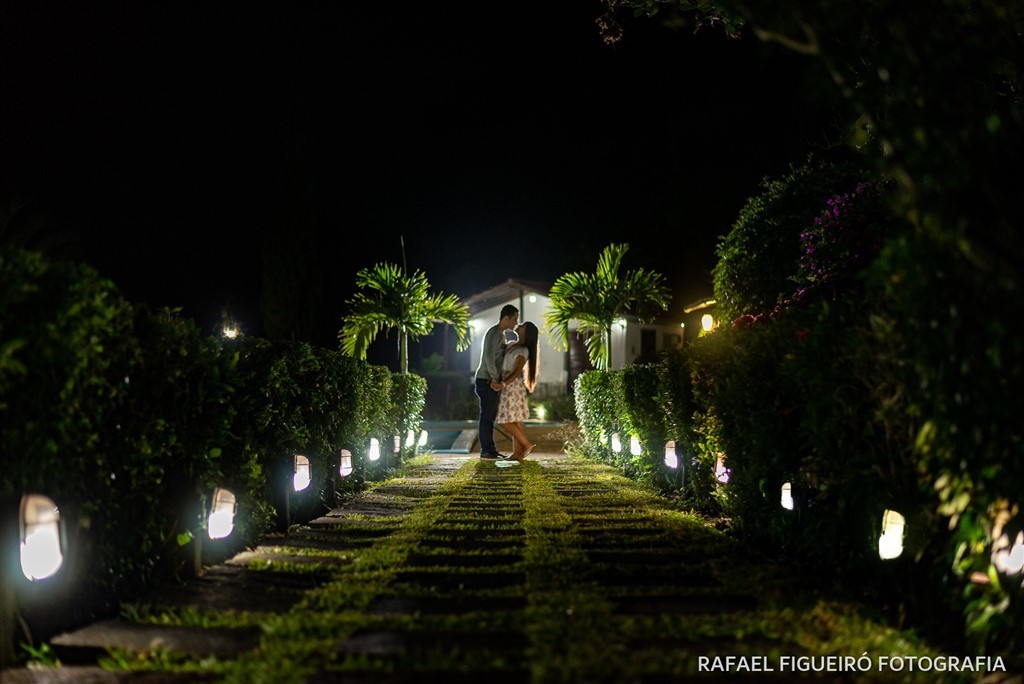 Casal contra luz carramanchão portal roseiras luminarias escuro amor palmeiras caminho de luz