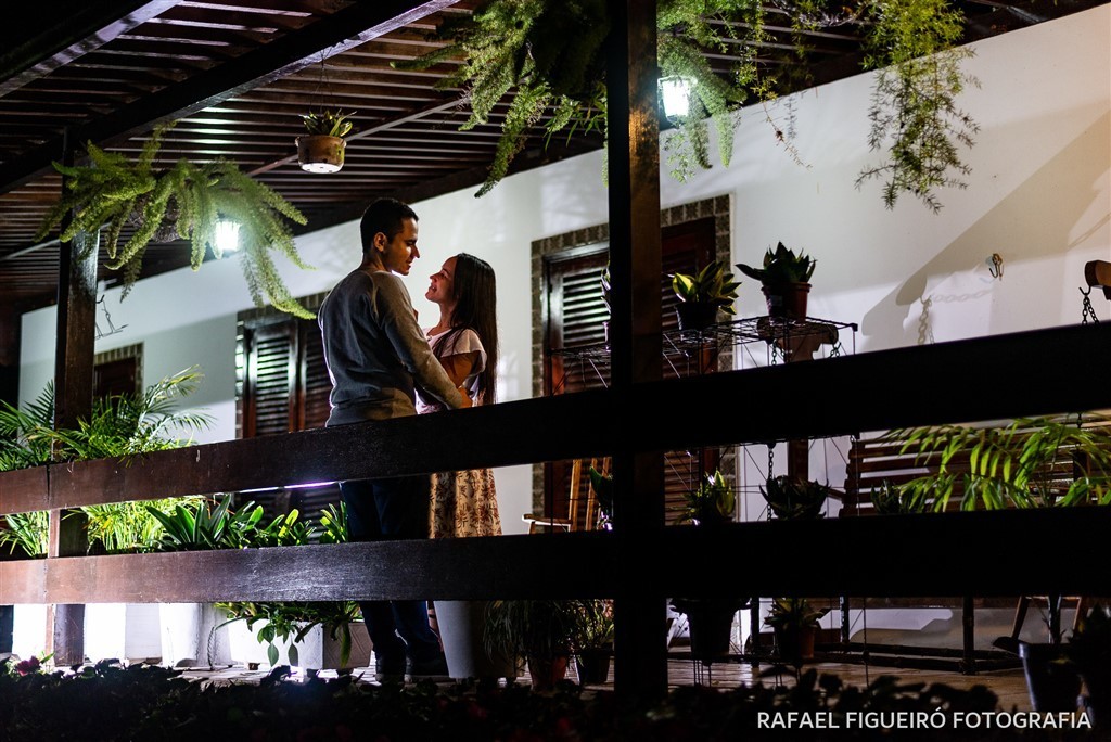 varandão casal namorando plantas penduradas samambaia noite pre wedding ensaio amor