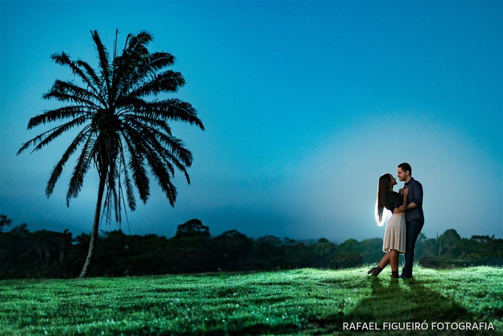 casal namorando meijo olhar ceu azul coqueiro lindo amor contra luz iluminaçao espetacular