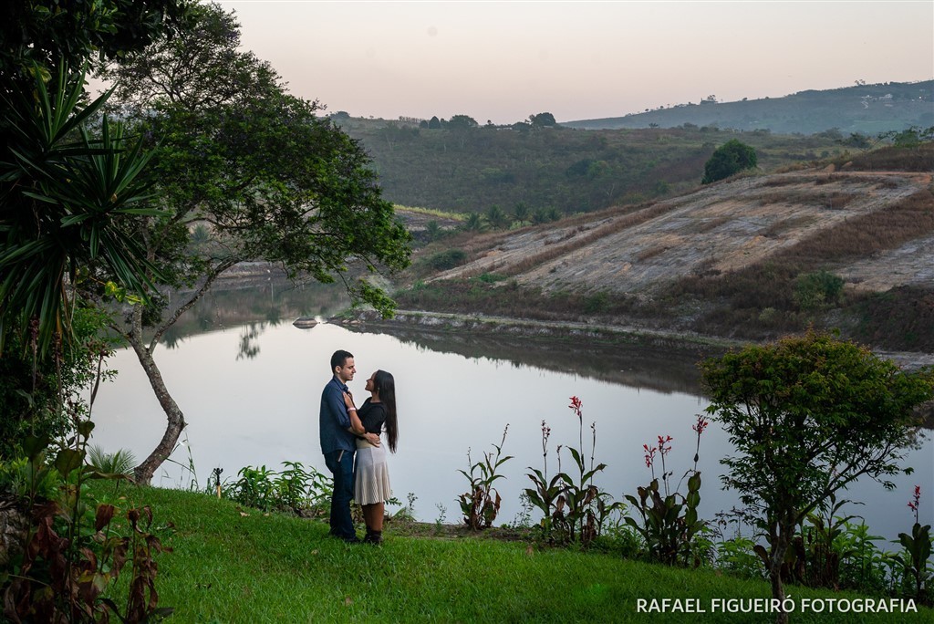 casal namorando abraço lago repreza barragem campo fazenda amor ensaio de casal
