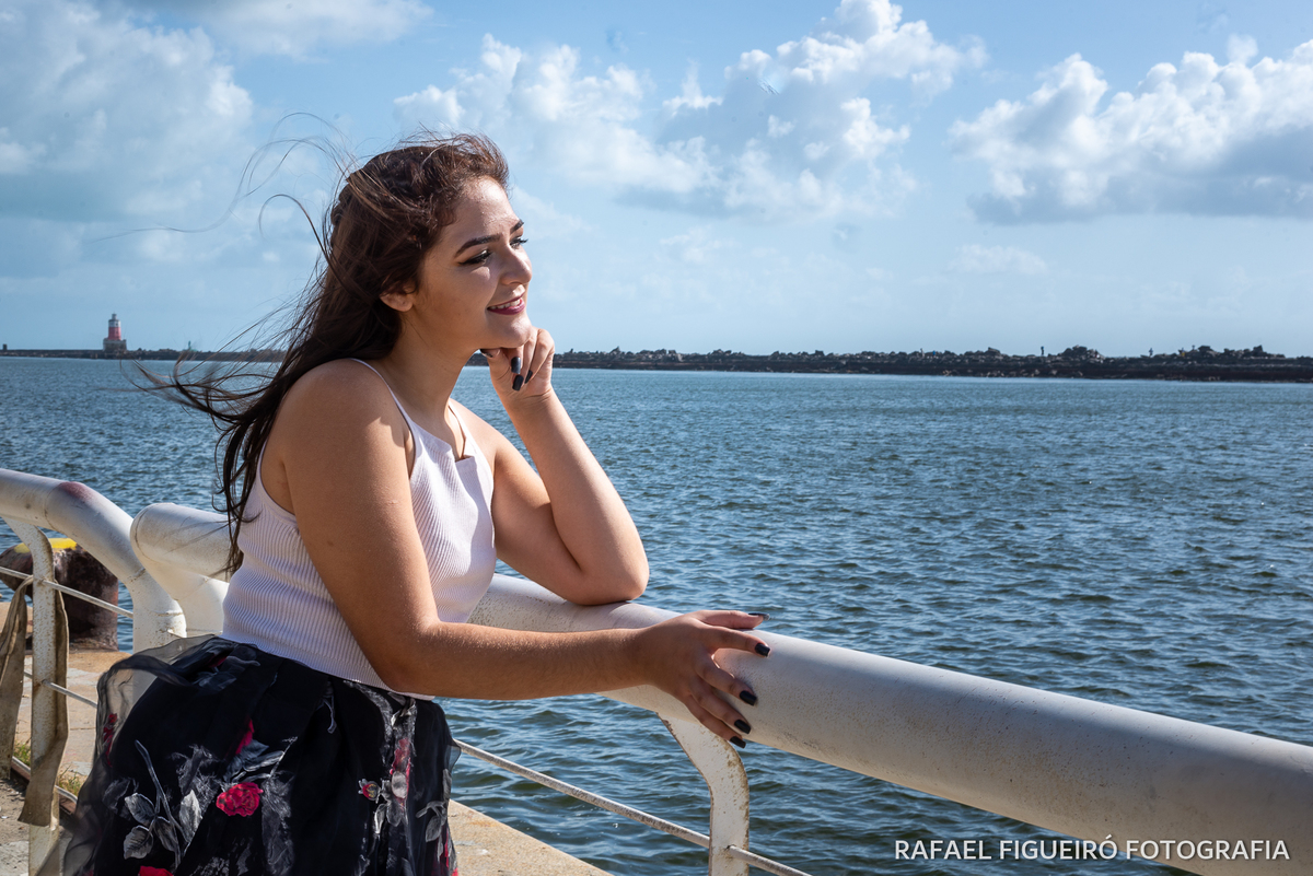 menina encostada parapeito apoiada rio capibaribe porto recife antigo