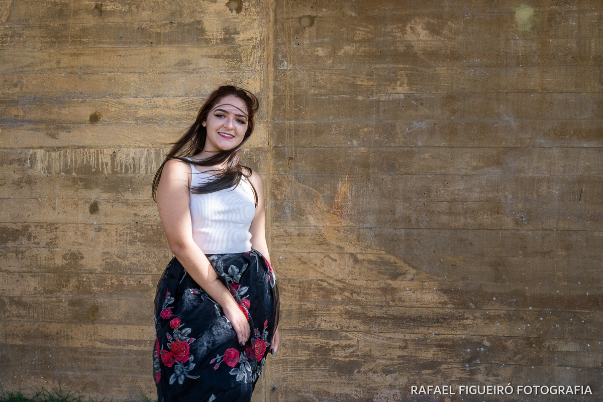 modelo debutante cabelo voando esvoaçante vento natural fundo madeira rustico sorriso