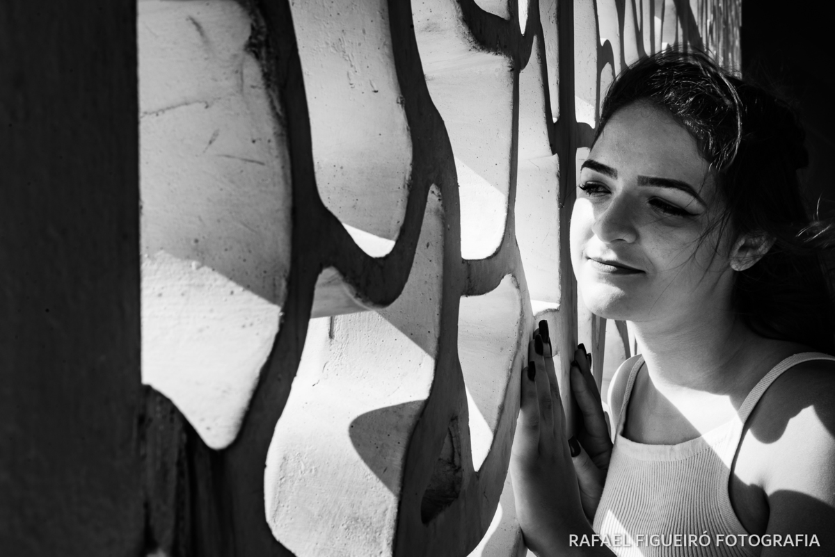 combogó sertão seca contra luz modelo debutante postura olhando claro escuro pb preto e branco