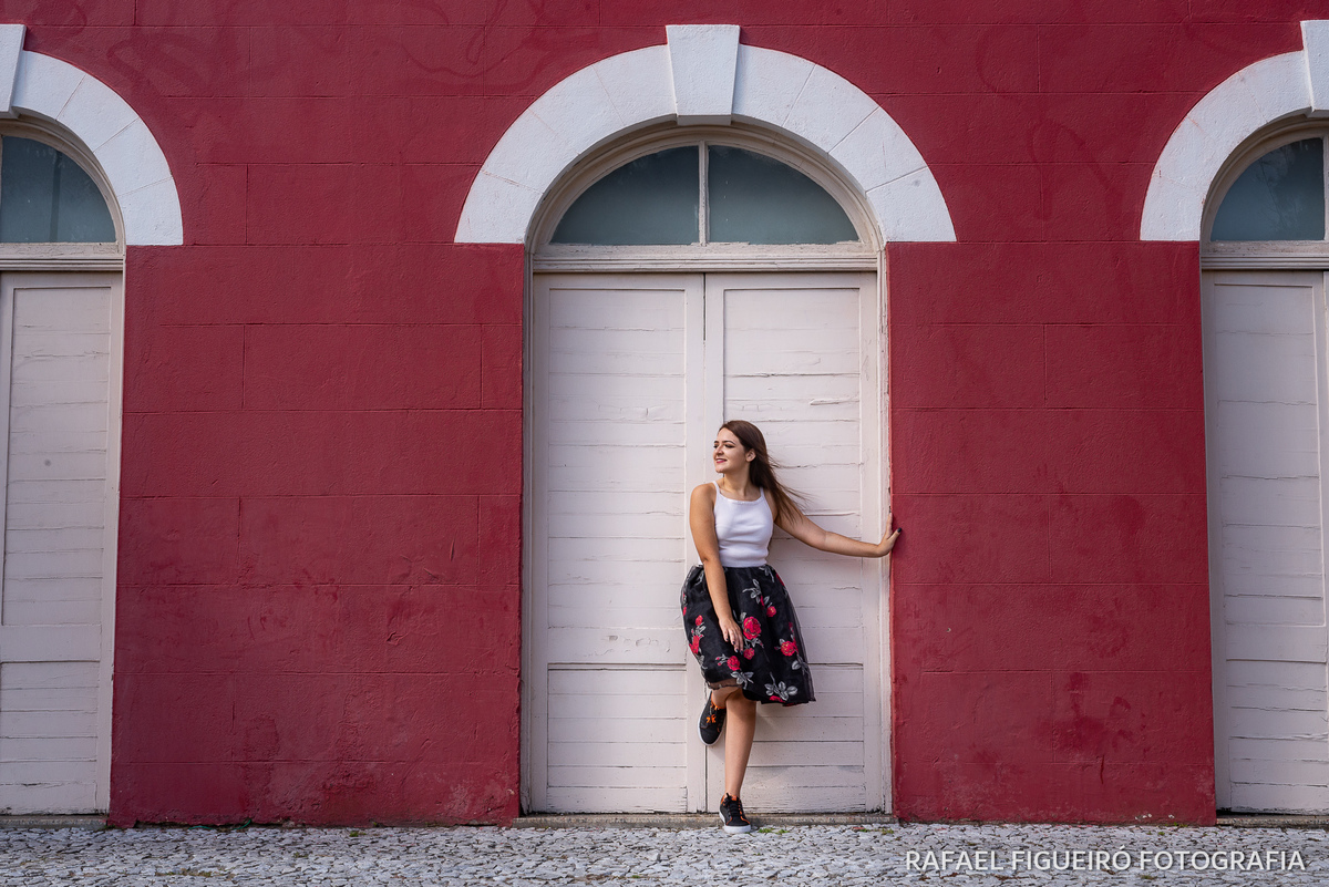 modelo debutante encostada porta epoca madeira branca parede vermelha fundo recife antigo antiga estação