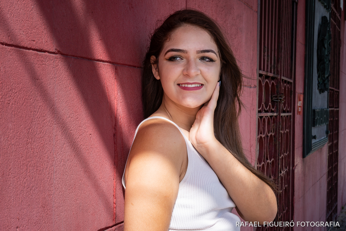 modelo debutante encostada parede vermelha fundo recife antigo antiga estação
