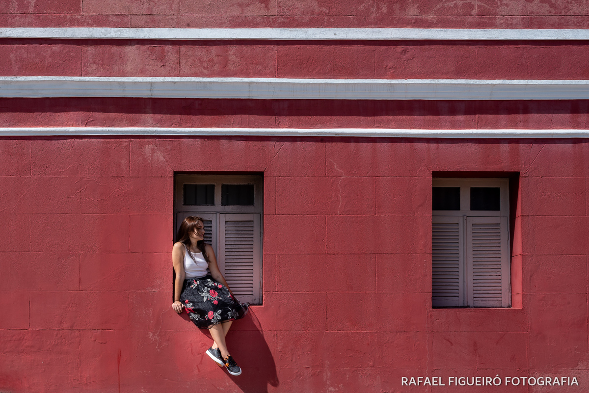 modelo debutante sentada janelas madeira branca parede vermelha fundo recife antigo antiga estação