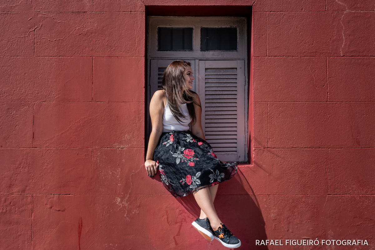 modelo debutante sentada janela madeira branca parede vermelha fundo recife antigo antiga estação