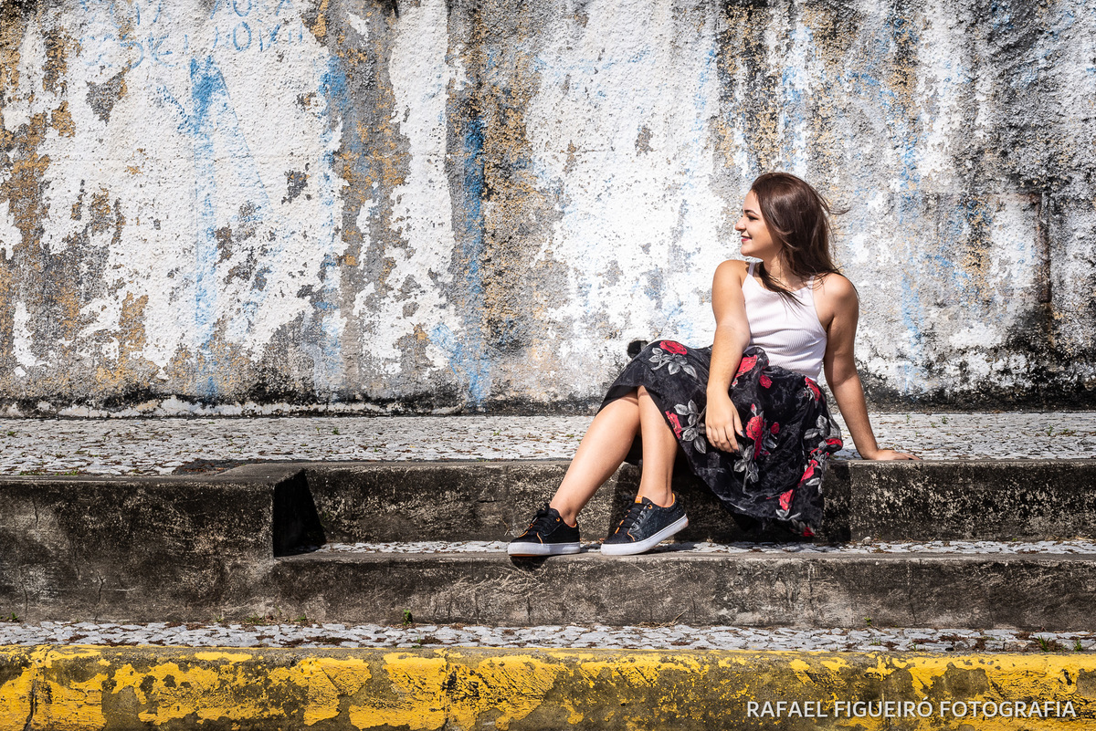 modelo postura debutante menina 15 anos parede descascando vintage rustico meio fio amarelo calçada escada degrau concreto