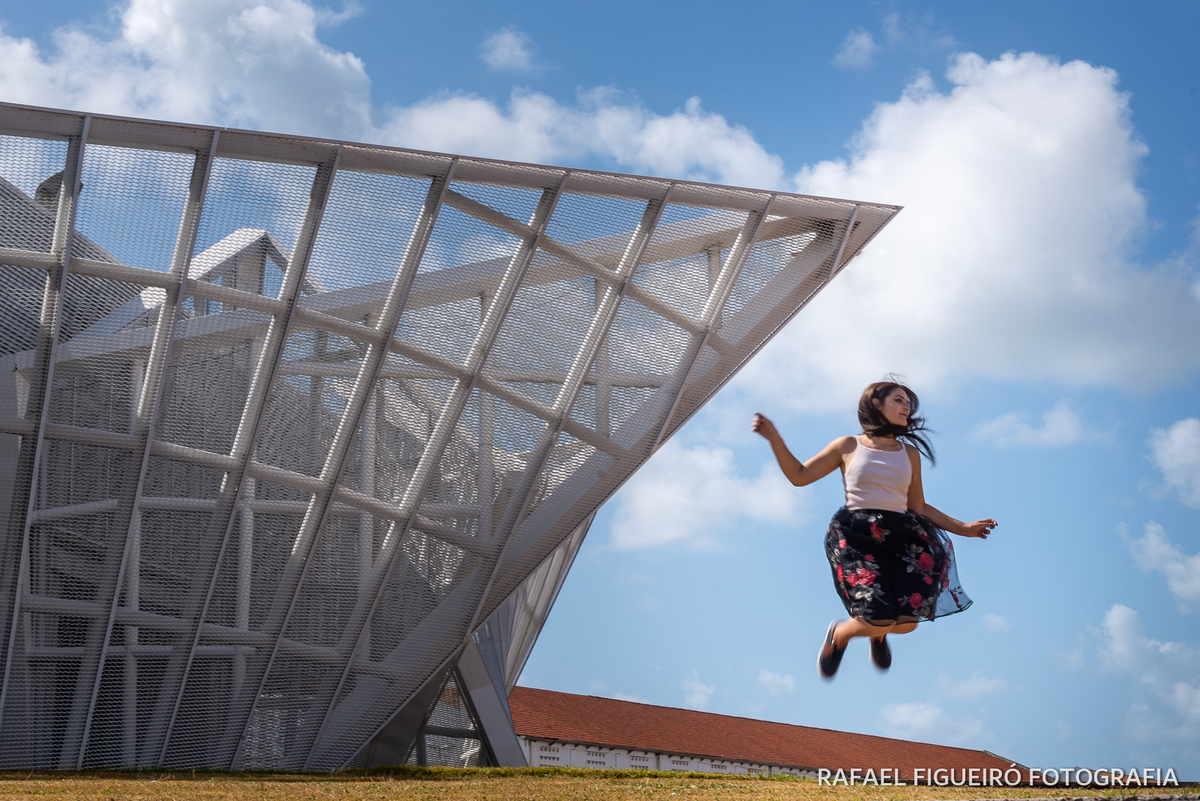 arquitetura moderna novo porto do recife terminal de passageiros menina pulando alegre debutante cabelo voando vento