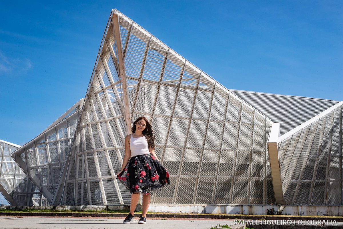 arquitetura moderna novo porto do recife terminal de passageiros menina posando debutante cabelo voando vento