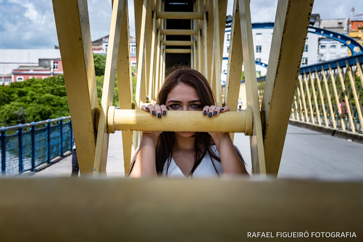 ponte metálica recife amarelo ferragens epoca menina espiando boca escondida simetria 