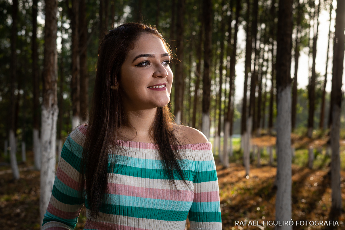 sol nascer contra luz recorte lateral floresta pinheiros eucaliptos debutante menina sorriso olhos