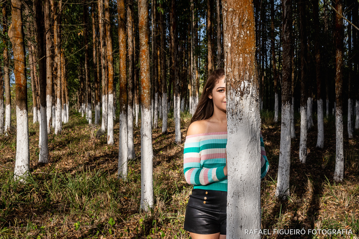 menina espiando um olho escondida atras arvore floresta eucaliptos pinheiro casca arvore