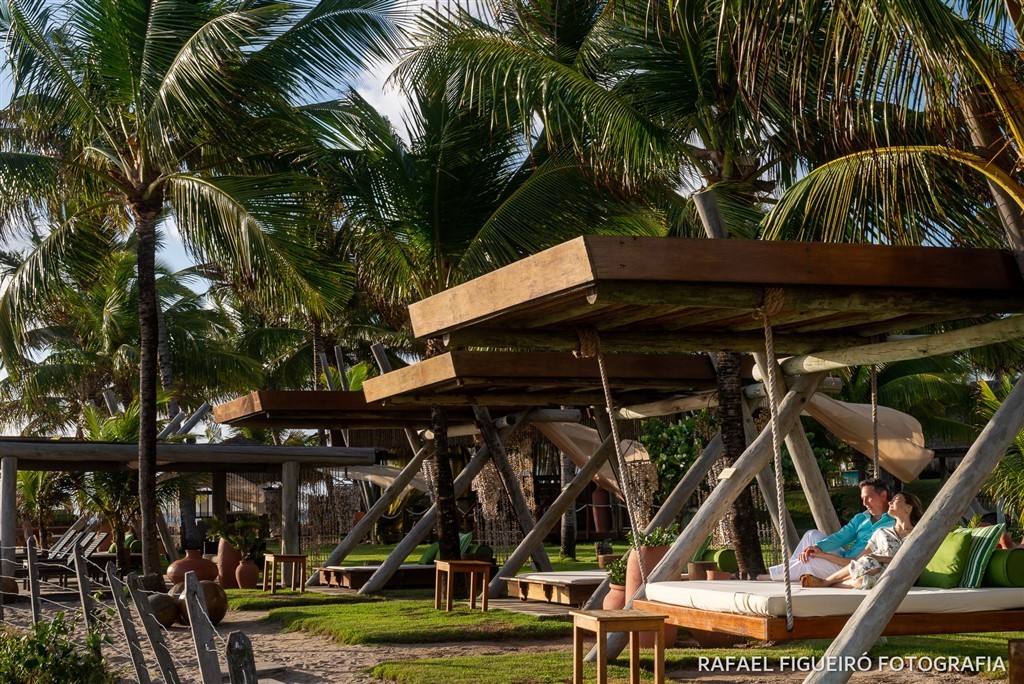 por do sol nascer muro alto porto de galinhas paisagem mar corais piscinas naturais nannai resort & spa fernando de noronha silhoueta contra luz raios cama ao ar livre carinho amor admirando