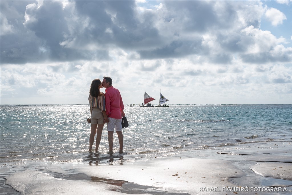 por do sol nascer muro alto porto de galinhas paisagem mar corais piscinas naturais nannai resort & spa fernando de noronha perfil sorriso felicidade amor  meijinho beijo amor jangadas ao fundo 