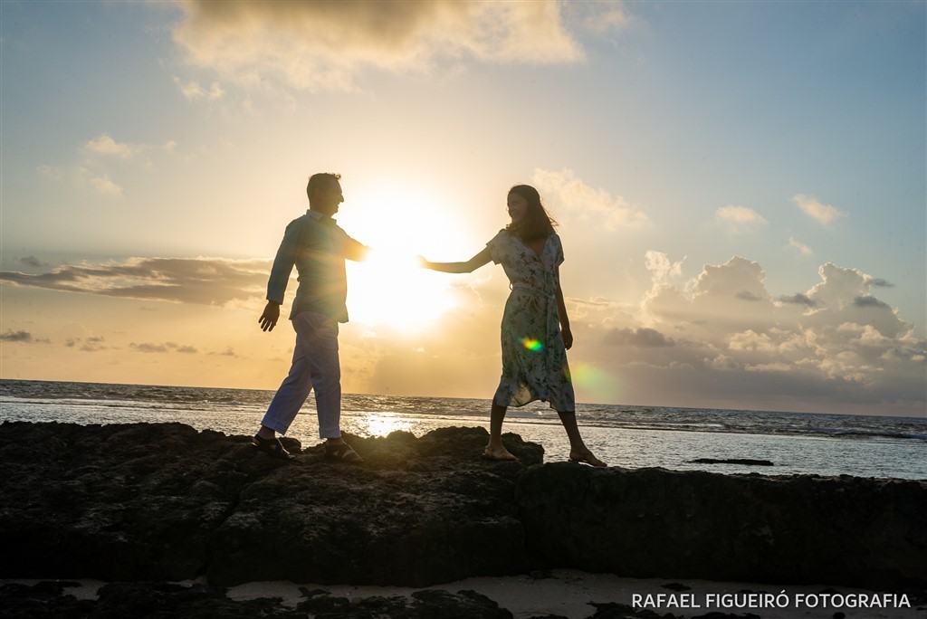 por do sol nascer muro alto porto de galinhas paisagem mar corais piscinas naturais nannai resort & spa fernando de noronha silhoueta contra luz raios maos dadas
