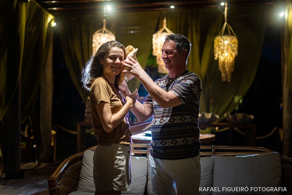 por do sol nascer muro alto porto de galinhas paisagem mar corais piscinas naturais nannai resort & spa fernando de noronha perfil sorriso felicidade amor casal sentado namorando ambiente romantico baixa luz lustres conchas do mar concha caramujo